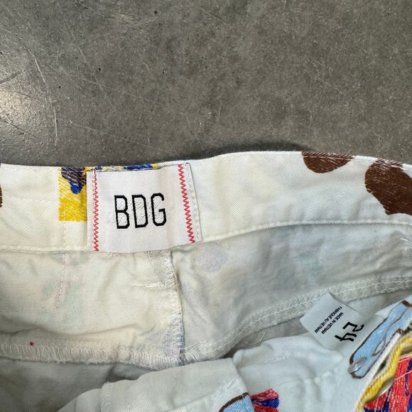 Vintage Y2K BDG Urban Outfitters Graphic Hawaiian White Multi Bermuda Short 24 - Picture 3 of 5